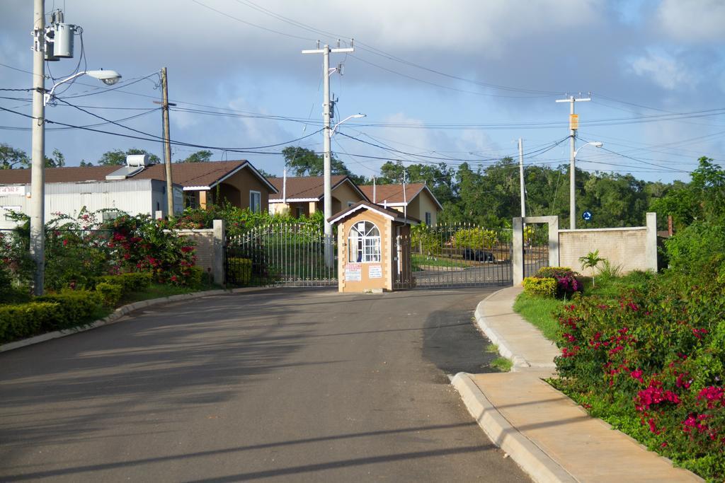 Cheerful 2-Bedroom Home In Falmouth Garden Exterior foto